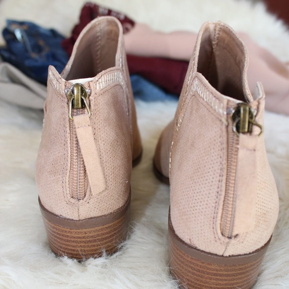 📣LAST PAIR//The Indiana// Taupe Ankle Bootie - Picture 8 of 8